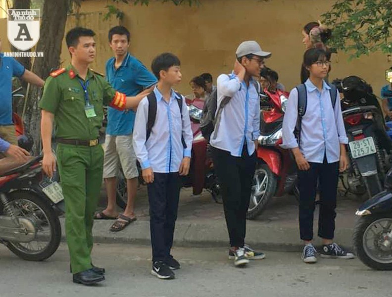 Đoàn viên thanh niên Công an Hà Nội đội nắng đảm bảo an ninh tại các điểm thi
